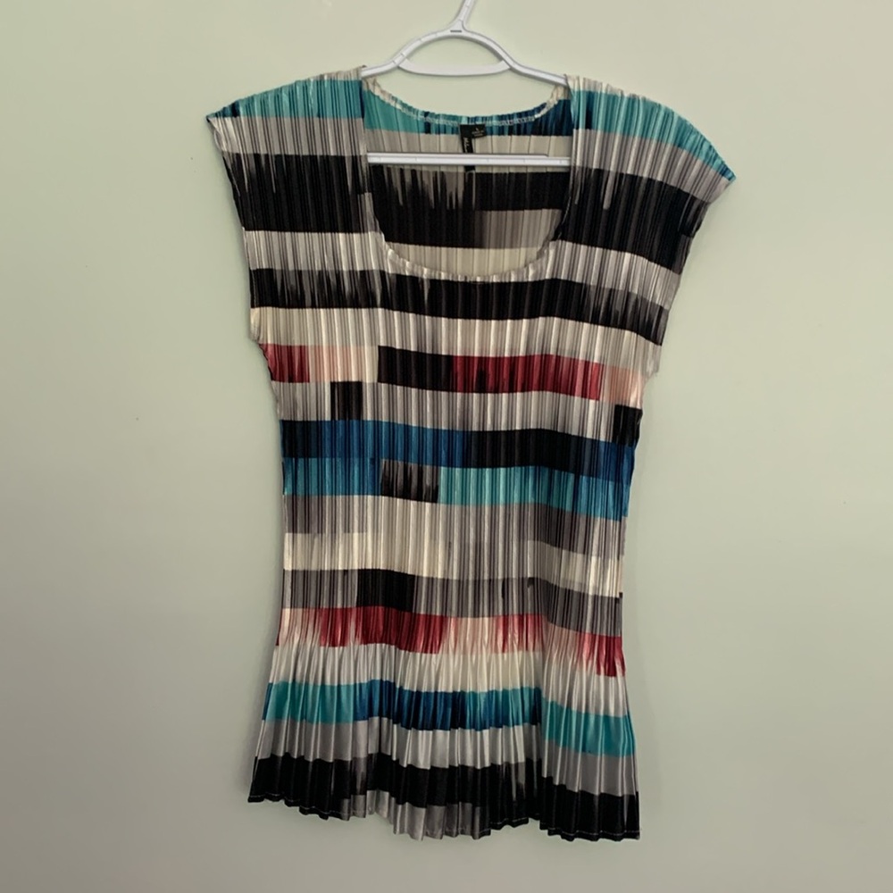 Fun geometric multi-colored shirt. Size L